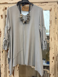 Camiseta asimétrica gris
