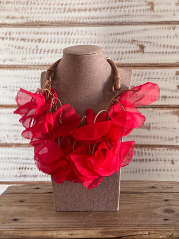 Collar flores grandes tela rojo