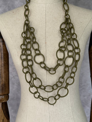 Collar largo eslabones caucho kaki
