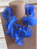 Collar flores tela azul
