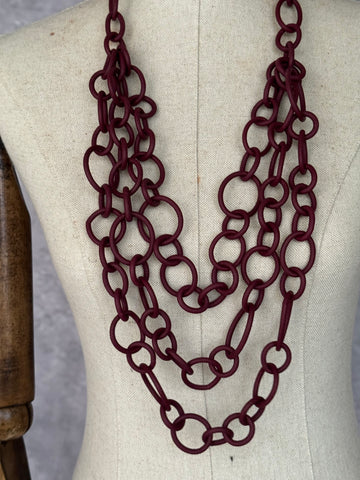 Collar largo eslabones caucho granate