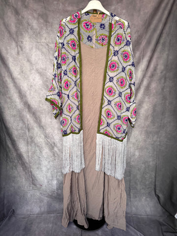 Kimono bordado con flecos