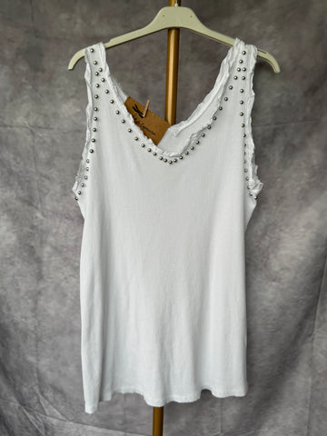 Top con tachuelas blanco
