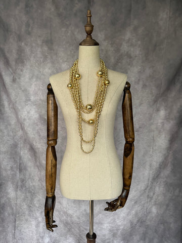 Collar largo bolas doradas