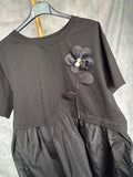 Vestido negro con flor