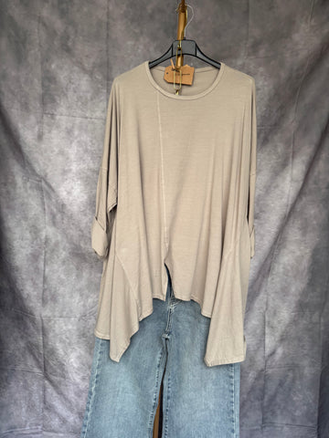 Camiseta asimétrica piedra