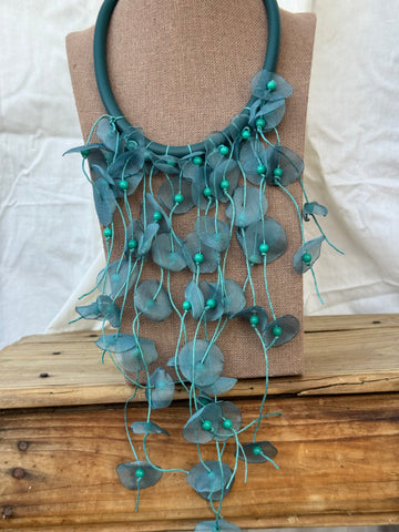 Collar flores verde agua