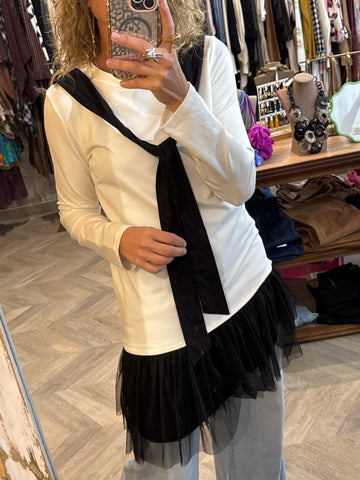 Camiseta blanca con tul negro