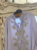 Blusa lila bordados dorados