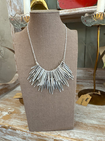 Collar metal plateado