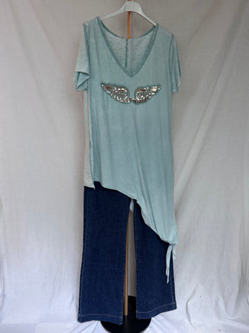 Camiseta asimétrica “Alas” verde agua