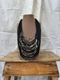 Collar multi negro con tubos plateados