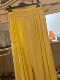 Pantalón con cordón amarillo