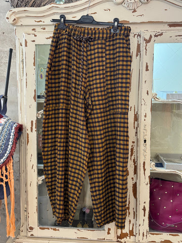 Pantalón cuadros mostaza