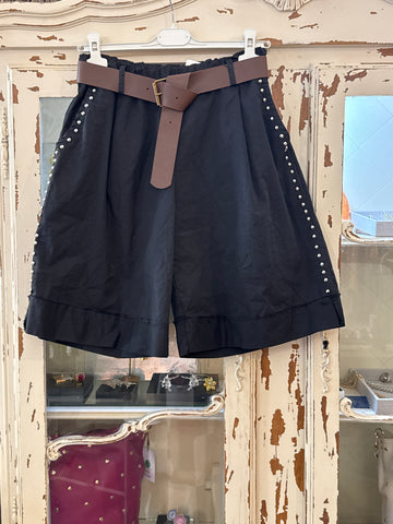 Bermudas negras Tachuelas