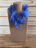 Collar flores tela azul