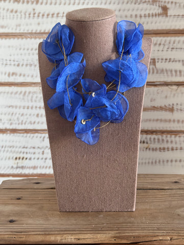 Collar flores tela azul