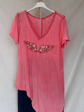 Camiseta asimétrica “Alas” Coral