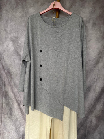Camiseta gris botones