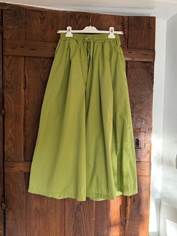 Pantalón palazzo cropped verde oliva