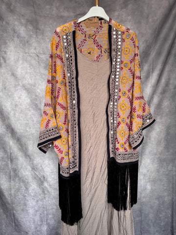 Kimono bordado con flecos