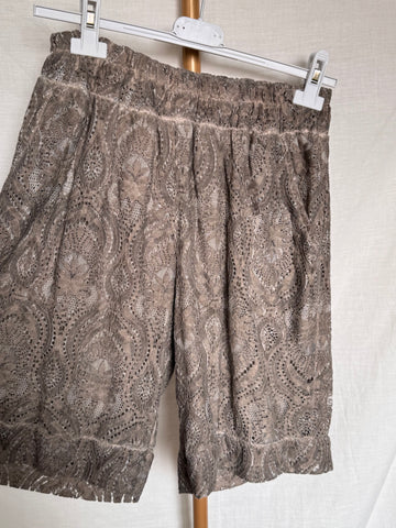 Bermuda encaje taupe