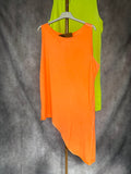Camiseta asimétrica naranja flúor