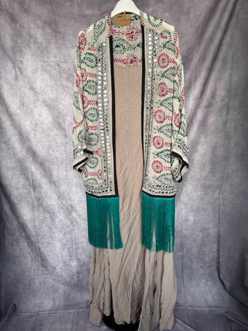 Kimono bordado con flecos