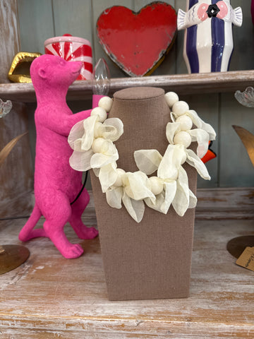 Collar pétalos blanco