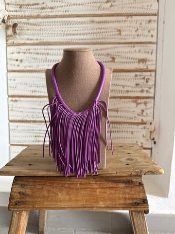 Collar flecos caucho morado