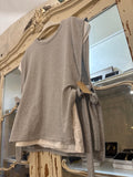 Camiseta con chaleco gris
