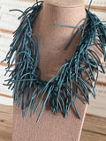 Collar flecos caucho azul petróleo