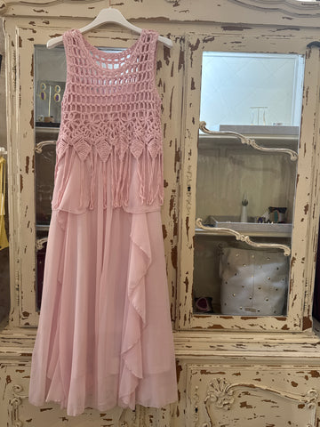 Vestido con croché rosa