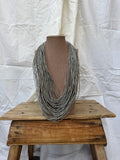 Collar multi gris / dorado