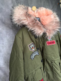 Parka largo con parches pelo rosa