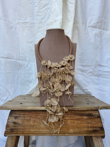 Collar flores beige