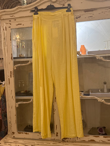 Pantalón con cordón amarillo