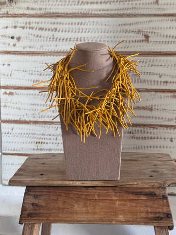 Collar flecos caucho mostaza