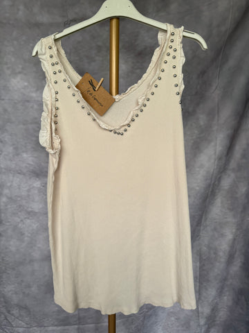 Top con tachuelas beige