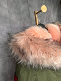Parka largo con parches pelo rosa