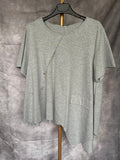 Camiseta asimétrica gris con botones