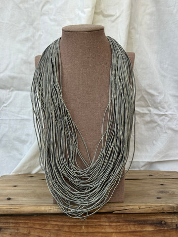 Collar multi gris / dorado