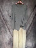 Camiseta gris botones