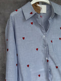 Camisa rayas con corazones rojos