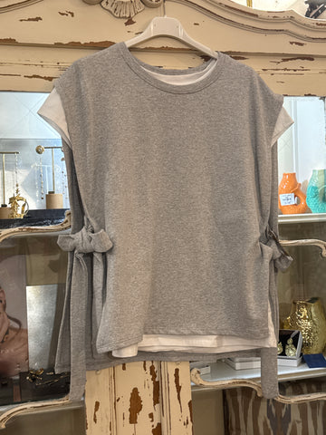 Camiseta con chaleco gris