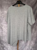 Camiseta asimétrica gris con botones