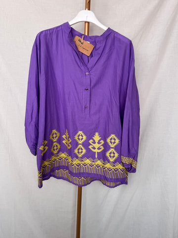 Blusa morada con bordados