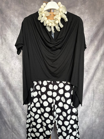 Camiseta cuello caído negra