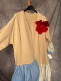 Vestido con flor beige
