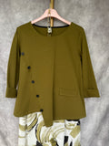 Camiseta verde botones